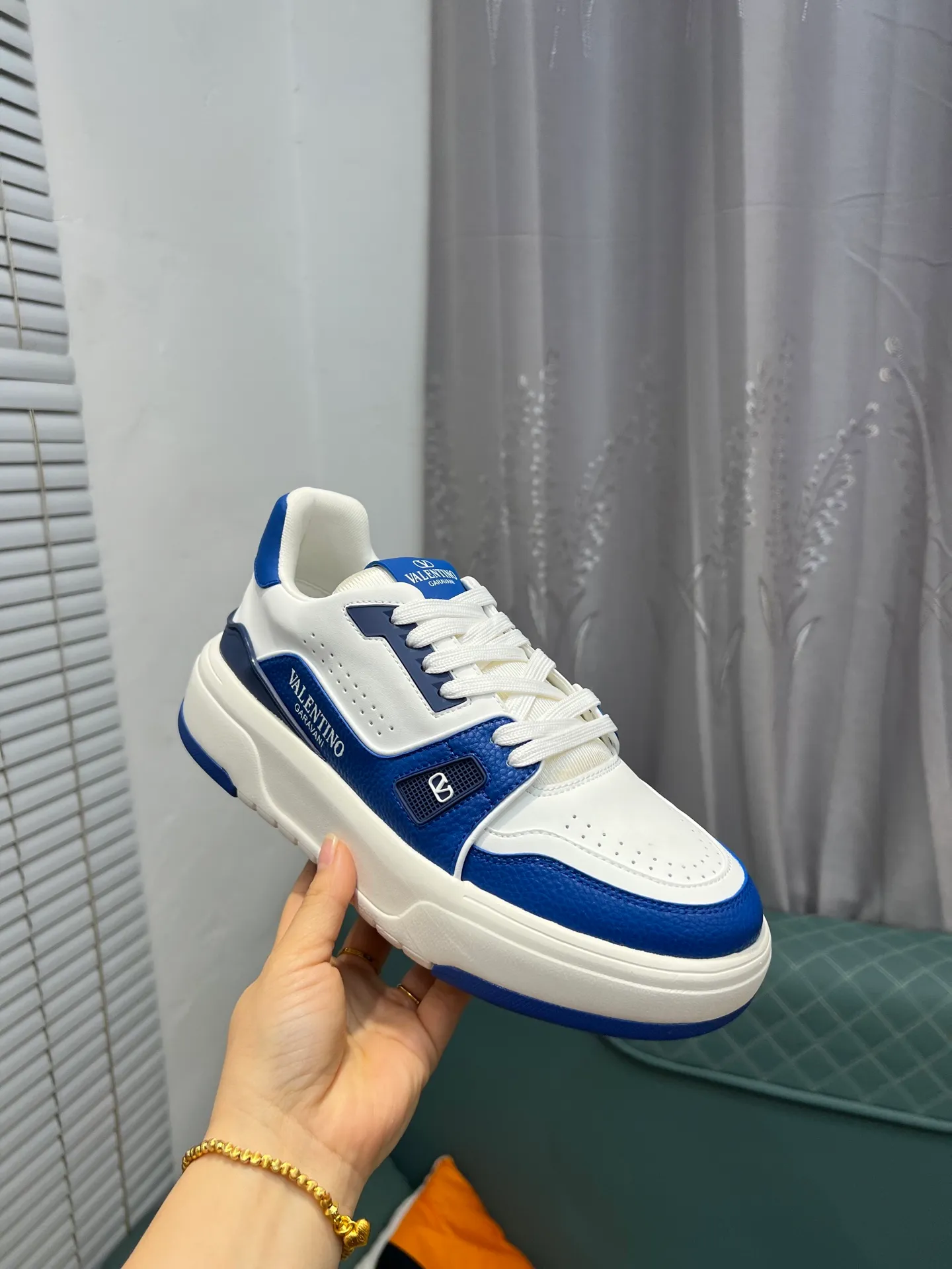 Men's men's shoes 💰660 𝑽𝒂𝒍𝒆𝒏𝒕𝒊𝒏𝒐 Valentino 𝑶𝒏𝒆𝑺𝒕𝒖𝒅 Couple's sneaker series Valentino 2025 latest couple's sneakers, celebrity style, hot sale. The original ZP was purchased and dismantled. Repeated pattern making and modification. I strive to restore the original version 1:1! Top luxury masterpiece, soft and comfortable, combining fashion and leisure, bringing excellent elegant texture and excellent on-foot comfort. Top purchase version upper: imported calfskin surface/original oil edge craftsmanship. Inner: water-dyed cowhide lining. Outsole: original development 𝐓𝐏𝐔 two-color combination outsole. Packaging: original configuration complete package. Code number: 35-44 yards. 34.45 can be customized. Can be customized (self-labeled-no label) order.